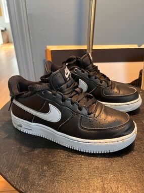 Nike Kids Air Force 1 in Black and Grey